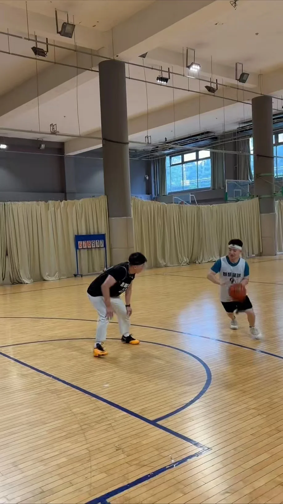 Basketball players wearing N1 during on-site practice